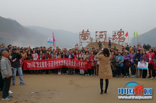 近200位海外華教代表在黃河岸邊，聽(tīng)著黃河咆哮的聲音合唱了《保衛(wèi)黃河》，氣勢(shì)磅礴，贏得在場(chǎng)游客的陣陣喝彩?！罱苡?攝