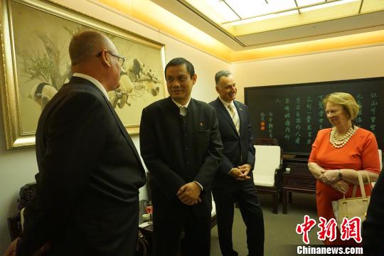 中國(guó)僑網(wǎng)悉尼中國(guó)文化中心主任陳霜（左二）與來(lái)賓會(huì)談?！×_小紅　攝