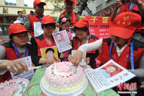 資料圖：山西愛心尋子團的志愿者與尋子家長走上街頭，宣傳打拐防拐知識。<a target='_blank' href='http://www.chinanews.com/'>中新社</a>發(fā) 韋亮 攝