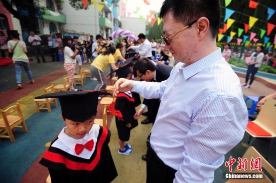 資料圖：山西太原一幼兒園的孩子們穿上學(xué)士服參加畢業(yè)典禮。<a target='_blank' href='http://www.chinanews.com/'>中新社</a>發(fā) 張云 攝