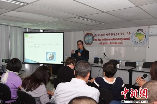 圖為中國中醫(yī)科學(xué)院針灸研究所主任醫(yī)師楊金洪作專題講座。　莫成雄 攝