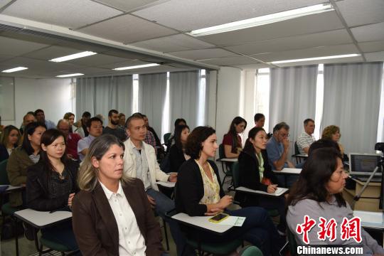 圖為與會者參加專題講座?！∧尚?攝
