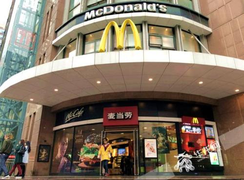 位于南坪工貿(mào)的一家麥當(dāng)勞，中午有不少市民前來。記者 周曉雪 攝
