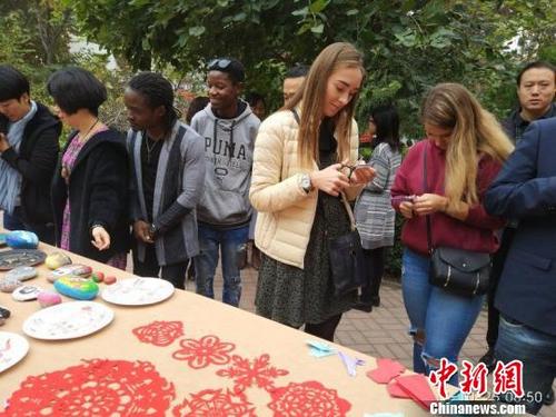 中國僑網(wǎng)傳統(tǒng)藝術(shù)剪紙讓外國友人愛不釋手?！《艜纭z