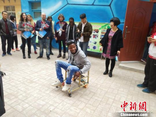 外國友人體驗“無人車”，對其贊不絕口 杜會淑 攝
