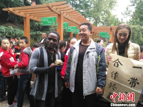 中國的書法作品受到外國友人的喜愛。　杜會淑 攝
