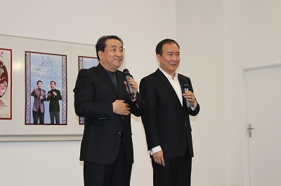 姜昆、戴志誠合說相聲《樂在其中》。