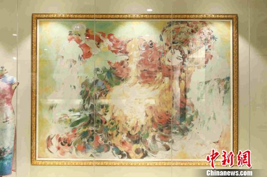 展品——大型仿油畫彩色織錦《金貴妃》。　張昀蔚 攝