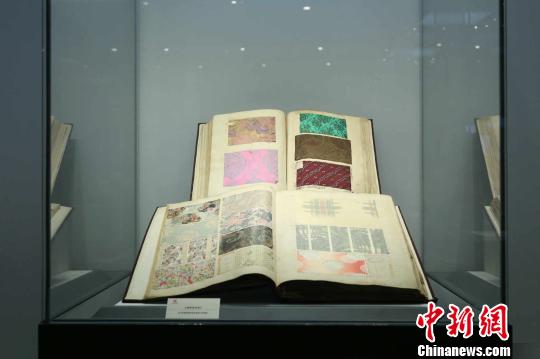 展品——法國(guó)絲綢樣本?！堦牢?攝