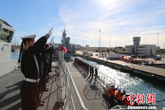 出訪官兵與送行人員揮手告別?！≠囪?攝