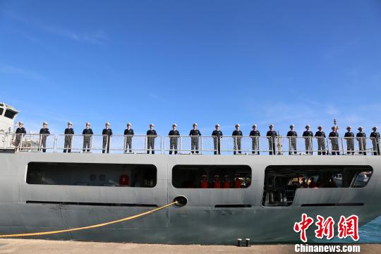 出訪官兵軍容嚴整列隊站泊。　賴瑜鴻 攝