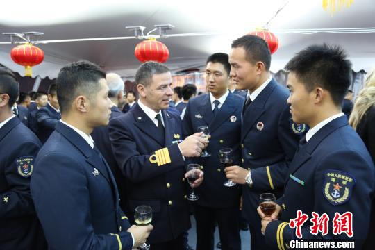甲板招待會上實習學員與意海軍代表交流?！≠囪?攝