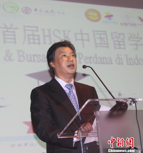 圖為中國(guó)駐印尼大使館文化處參贊周斌到場(chǎng)祝賀。　林永傳 攝