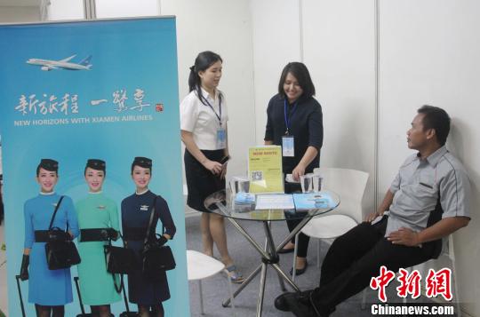 廈門航空等10多家印尼中資企業(yè)及相關(guān)印尼企業(yè)參加展會(huì)并進(jìn)行現(xiàn)場(chǎng)招聘?！×钟纻?攝