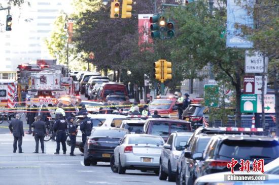 大量警力聚集在紐約曼哈頓西側(cè)快速路卡車撞人恐怖襲擊現(xiàn)場。 中新社記者 廖攀 攝