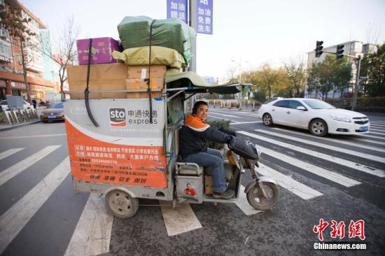 資料圖：山西太原，一輛滿載包裹的快遞配送車。 張?jiān)?攝