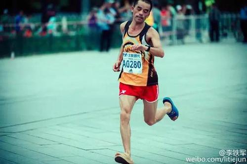 還有這種操作！非洲兄弟穿涼鞋參加嵩山馬拉松奪冠