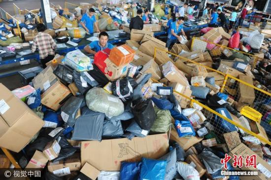 資料圖：快遞工作人員在分揀快遞包裹。王彪 攝 圖片來源：視覺中國