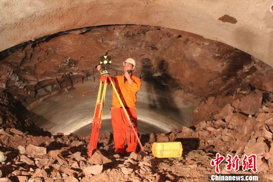 圖為中鐵十二局集團(tuán)技術(shù)人員在精確測量貫通誤差 鄧伯科 攝