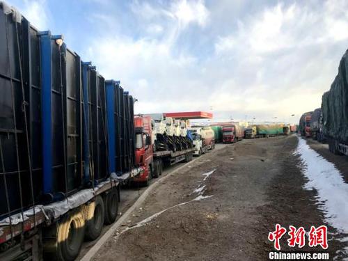 圖為國道109線西藏唐古拉山擁堵路段及滯留車輛。　鐘欣 攝