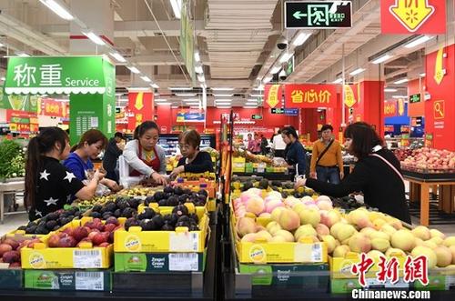 資料圖：廣西南寧，民眾在超市選購水果。<a target='_blank' href='http://www.chinanews.com/'>中新社</a>記者 俞靖 攝