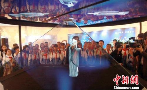 資料圖：2017年4月4日，多位古今文化名人依靠全息投影技術(shù)“現(xiàn)身”中華世紀(jì)壇。 中華世紀(jì)壇供圖