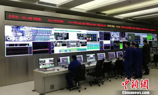 北京市東南熱電中心三期燃?xì)鉄犭姽こ?68小時(shí)試運(yùn)，現(xiàn)場(chǎng)工作人員正在緊張有序地操作。華能北京熱電有限責(zé)任公司供圖