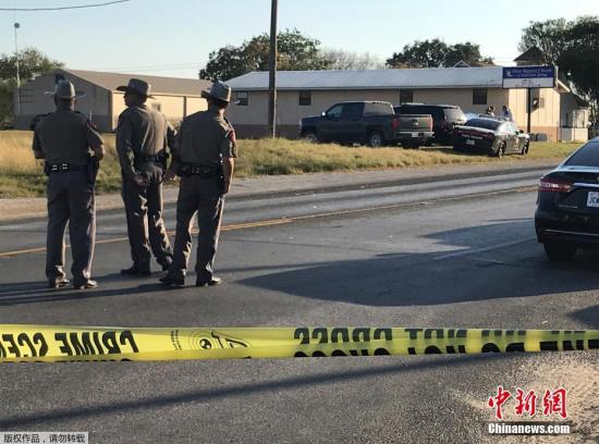 槍擊事件發(fā)生在得州南部小鎮(zhèn)薩瑟蘭斯普林斯(Sutherland Springs)，該地位于圣安東尼奧市東南方向約40英里處，人口僅有約400人。圖為警方在事發(fā)現(xiàn)場(chǎng)拉起警戒線。