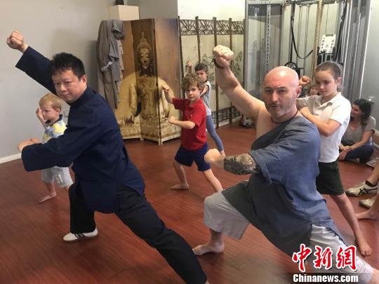 中國(guó)僑網(wǎng)布雷特的師父方山（左）到布魯特的武館現(xiàn)場(chǎng)傳授絕招?！√丈缣m　攝