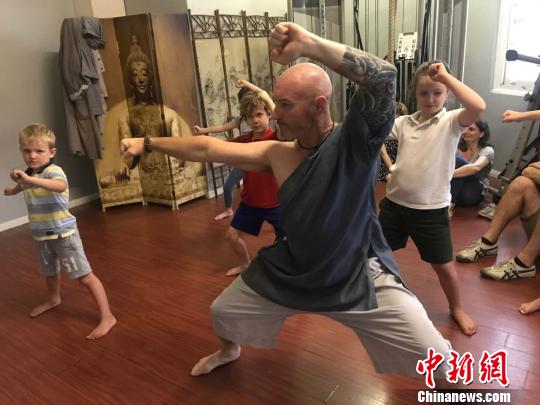 布雷特正在給小學(xué)員上課。　陶社蘭 攝