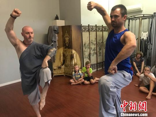 布雷特和弟子切磋功夫?！√丈缣m 攝