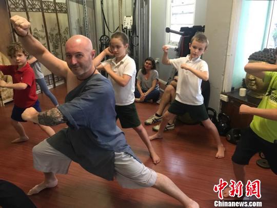 布雷特給小學(xué)員做示范?！√丈缣m 攝