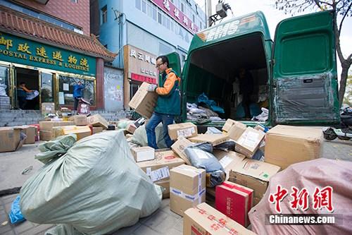 資料圖：物流工作人員正在分揀快遞。<a target='_blank' href='http://www.chinanews.com/'>中新社</a>記者 張?jiān)?攝