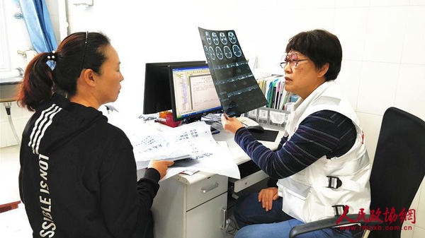中國志愿醫(yī)生、神經(jīng)外科主任醫(yī)師凌鋒在義診中