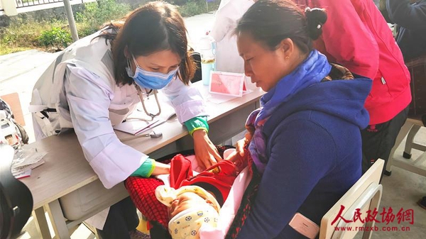 中國志愿醫(yī)生、兒科主任醫(yī)師鄧莉在為患兒義診
