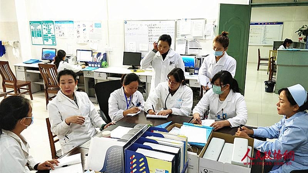 中國志愿醫(yī)生、心內(nèi)科主任醫(yī)師毛屏在帶教