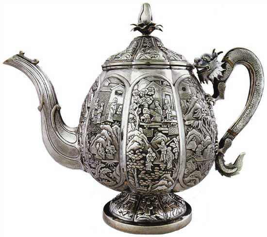 瓜棱形八分檔大茶壺 Melon-shaped Teapot
晚清 通高：24.4cm；腹徑：16.6cm；重：1122g 款識(shí)：喜，倫巴 H