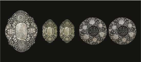 累絲鏤空盤 A Set of Filigree Openwork Plates 民國(guó) 大菱形 長(zhǎng)：20cm；寬：15.6cm；重：136g 小菱形 長(zhǎng)：14.5cm；寬：10cm；重：57g、61g 圓形款 口徑：16.4cm；重：110g、108g