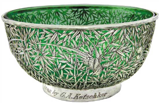 竹葉紋鏤空琉璃大碗   Glass bowl with Openwork Silver Base with Bamboo Leaf Design   晚清 通高：10.6cm；口徑：20.6cm；底徑：11.5cm；銀托重：463g；琉璃重：806g 款識(shí)：怡安，WH，90   收藏界素有“貨高一等，價(jià)高十倍”的說(shuō)法，晚清是中國(guó)外銷銀器種類最多、數(shù)量最豐富的時(shí)期，激烈的競(jìng)爭(zhēng)使銀匠在工藝和設(shè)計(jì)上都下足功夫，創(chuàng)造出各種精品。這件竹葉紋鏤空琉璃大碗鑲邊，弧壁，深腹，圈足，運(yùn)用鏤空工藝通體鏤雕竹林，在其中還鏤雕一鳥穿梭于林間，碗底鏤空形成錢幣紋樣，寓意財(cái)源廣進(jìn)。此碗工藝固然精湛，但銀匠的創(chuàng)造力更讓人贊嘆，在內(nèi)部配以一綠色琉璃碗，結(jié)合銀碗的竹林造型產(chǎn)生綠影流動(dòng)、生機(jī)盎然之感，令人賞心悅目。巧妙的搭配也使得這件銀碗成為了同種器物中不可多得的精品。