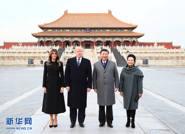 　11月8日，國家主席習近平和夫人彭麗媛陪同來華進行國事訪問的美國總統(tǒng)特朗普和夫人梅拉尼婭參觀故宮博物院。這是兩國元首夫婦在太和殿廣場合影。