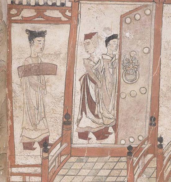 忻州九原崗墓道北壁(局部)，廊中侍女臂橫一物為何物或待考