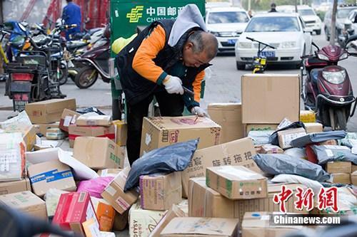 資料圖：11月2日，山西太原，物流工作人員正在分揀快遞。<a target='_blank' href='http://www.chinanews.com/'>中新社</a>記者 張云 攝