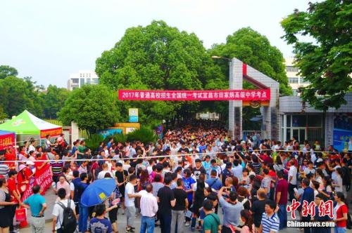 資料圖：高考結(jié)束后考生走出考場(chǎng)。王康明 攝