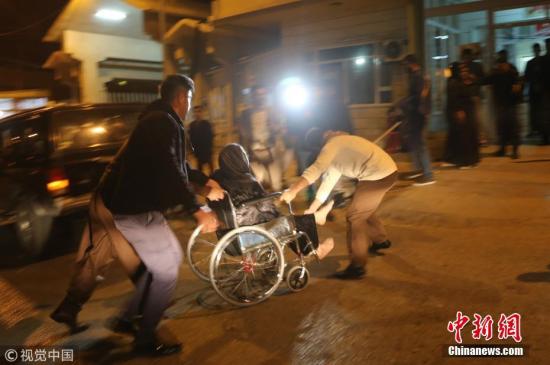 當?shù)貢r間11月12日，伊拉克蘇萊曼尼亞，伊拉克北部發(fā)生地震，傷者抵達醫(yī)院接受治療。圖片來源：視覺中國