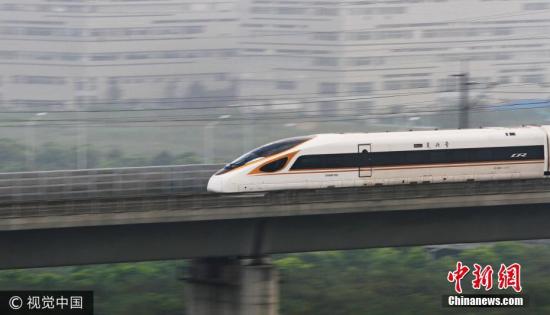 圖為9月21日，“復(fù)興號”動(dòng)車組列車以時(shí)速350公里高速經(jīng)過江蘇省常州市。 圖片來源：視覺中國