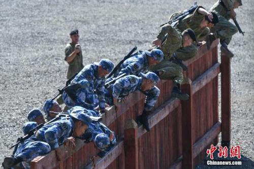 資料圖為中俄雙方海軍陸戰(zhàn)隊(duì)員翻越圍墻障礙。<a target='_blank' href='http://www.chinanews.com/'>中新社</a>記者 任東 攝