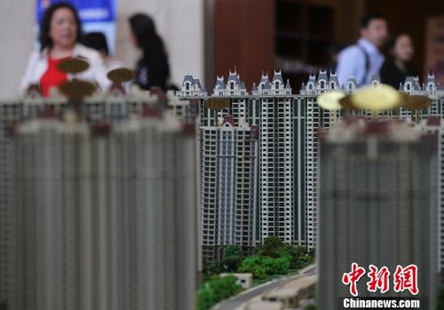 圖為4月19日，市民在南京一家樓盤的售樓處內(nèi)咨詢。 <a target='_blank' href='http://www.chinanews.com/'>中新社</a>記者 泱波 攝