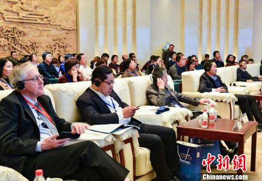 20日，山西省衛(wèi)生計(jì)生委對(duì)外宣布將首次試水“海外攬才”，并將美國哈佛醫(yī)學(xué)院、霍普金斯大學(xué)醫(yī)學(xué)院、梅奧診所等世界知名大學(xué)和醫(yī)療機(jī)構(gòu)定為“搶灘點(diǎn)”。第五屆世界健康大會(huì)資料圖