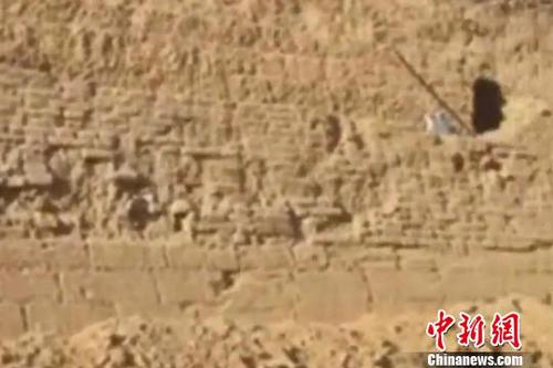 圖為陜西波羅古堡城墻維護(hù)施工。視頻截圖