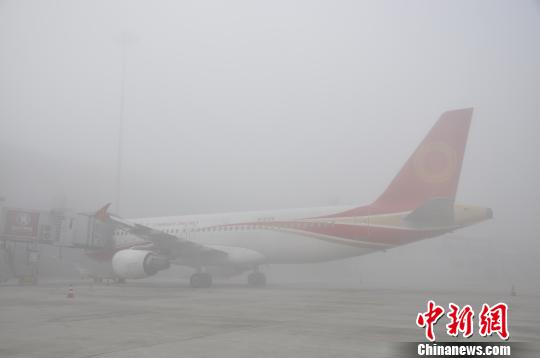 成都機場因大霧關(guān)停東跑道逾8000名旅客滯留